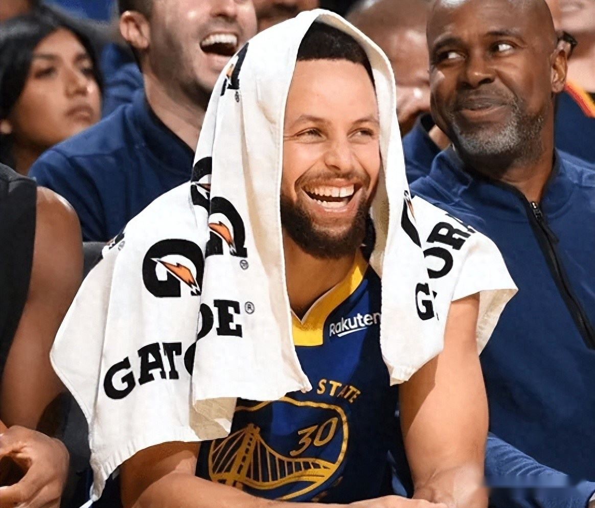  勇士胜尼克斯！3首发轰80分，巴特勒带替补打出优势，格林仍垮！